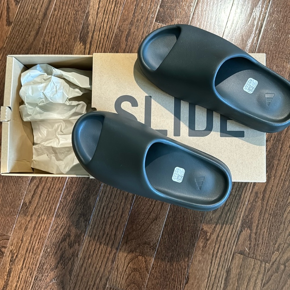 Adidas Yeezy Slides in Dark Onyx Size 11. New with tags,box etc. Never worn